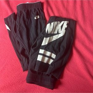 Nike girls leggings. No holes. Size medium. My daughter was a slim 12 year old.